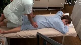 Horny Masseuse Tries to Seduce and Fuck Female Client kakoakoa