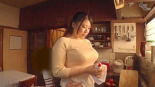 Kinky Mom's Luscious Lips Suck Her Son's Hard Dick!