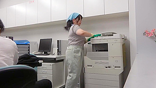 Japanese Babe Gives Hot Stealth blowjob in Office Bathroom - Must See!