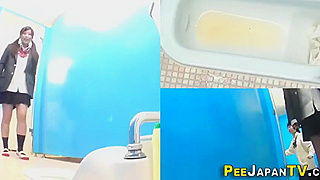 Japanese Beauty Unleashes Her Wild Side with Naughty Public Peeing plaisirs