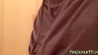 Must-See Japanese Beauty Pees in Toilet Seductively
