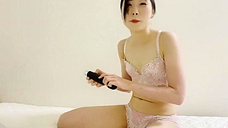 Japanese Pornstar Ignites Passion with a Scintillating Peep Show!