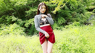 Cute Japanese Babe Flashes Her Boobs in the Outdoors!