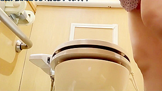 Sultry Japanese Webcam Model Heats Up the Screen in Exclusive New Scene!
