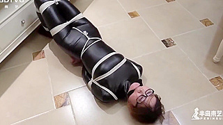 Alluring Japanese Enchantress Teases Herself to Mind-Blowing Orgasm